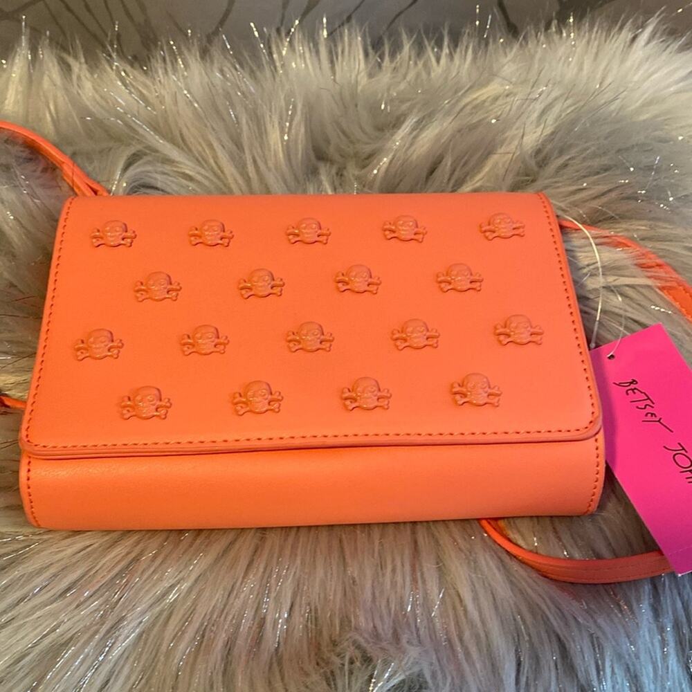 BNWT BETSEY JOHNSON Xosybil2 Coral Skull Crossbody Wallet